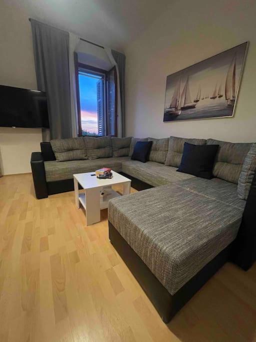 Elena Apartment โรวีน ภายนอก รูปภาพ